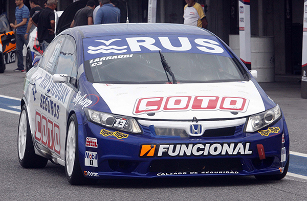 Leonel Larrauri peleó por la pole position