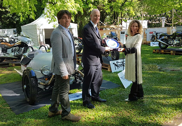 El embajador británico en Argentina visitó el stand de Norton y Morgan en Autoclásica 2016