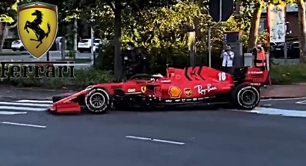 Leclerc desplegó su SF1000 por las calles de Maranello