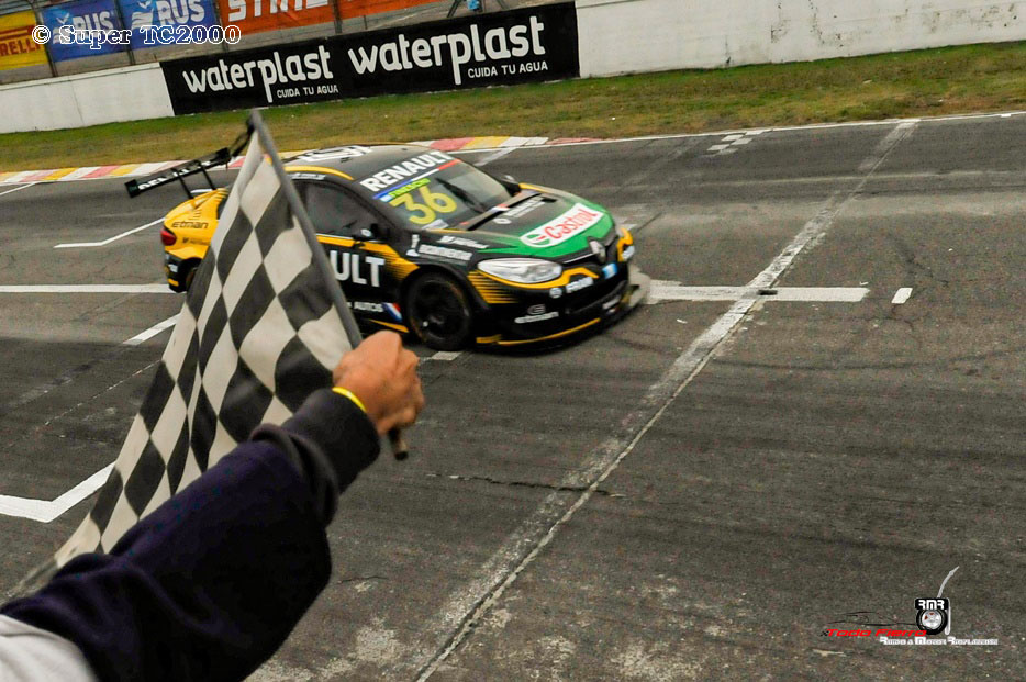 Fineschi imparable gana la Carrera Final del Super TC2000