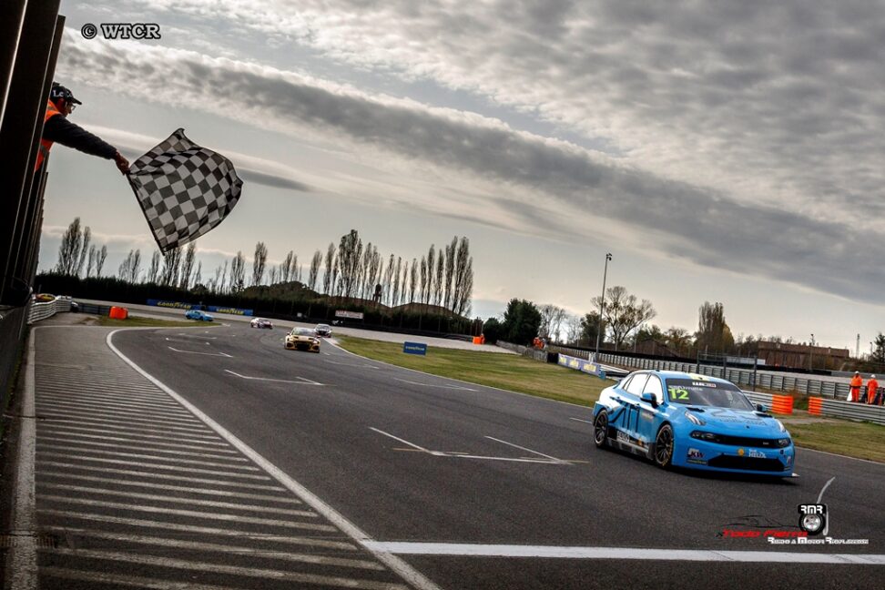 Santi Urrutia gana la carrera 1 del WTCR en Adria