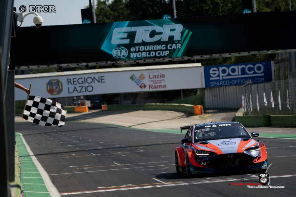 Azcona Rey absoluto en Vallelunga