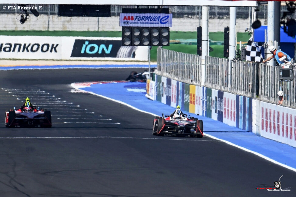 Da Costa desclasificado, Rowland se queda con la victoria de la carrera uno en Misano