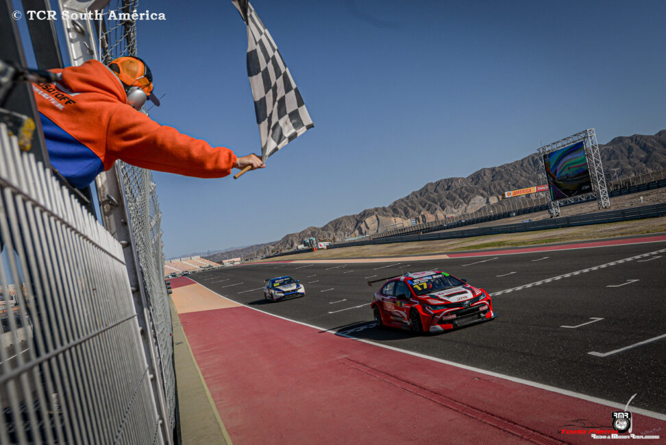 Doblete de Rossi que se llevó las dos victorias del TCR South América en Villicum